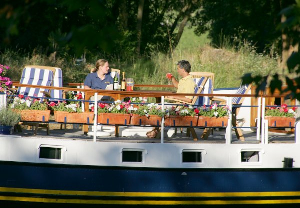 Desde el Solarium disfrutarán de las mejores vistas y del placer de comer o cenar al aire libre CRUCEROS FLUVIALES CANALES DE FRANCIA ANJODI CRUCEROS CANAL DU MIDI CRUCEROS EN FAMILIA CRUCEROS CON AMIGOS CRUCEROS DE LUJO CHARTER CRUCEROS CHARTER BARCOS CRUCEROS DE LUJO FAMILIAS GRUPOS DE AMIGOS CRUCERO AMIGOS CRUCERO LUJO CANAL DU MIDI